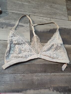 5/$25 SALE Victoria's Secret Size Medium Lace Bralette in Light Cream